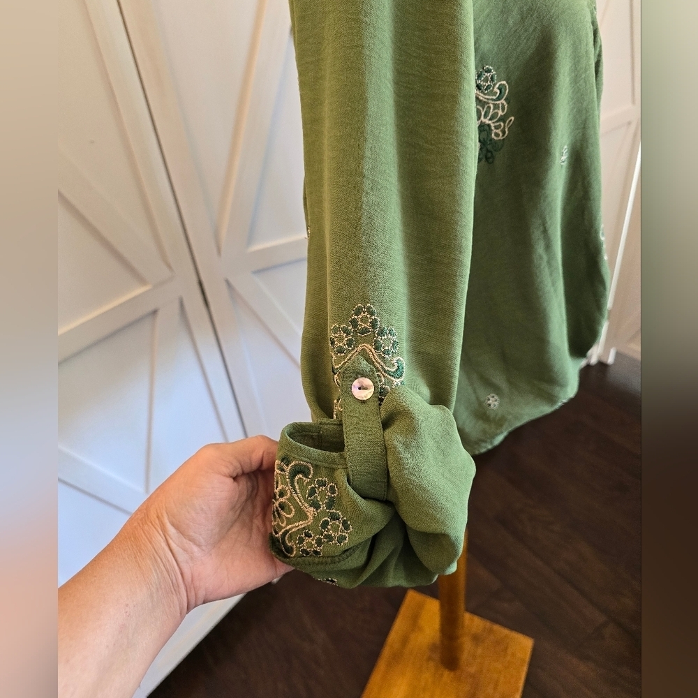 Figueroa & Flower Green Embroidered Spread Collar with Long Roll-Tab Sleeves - Picture 7 of 10